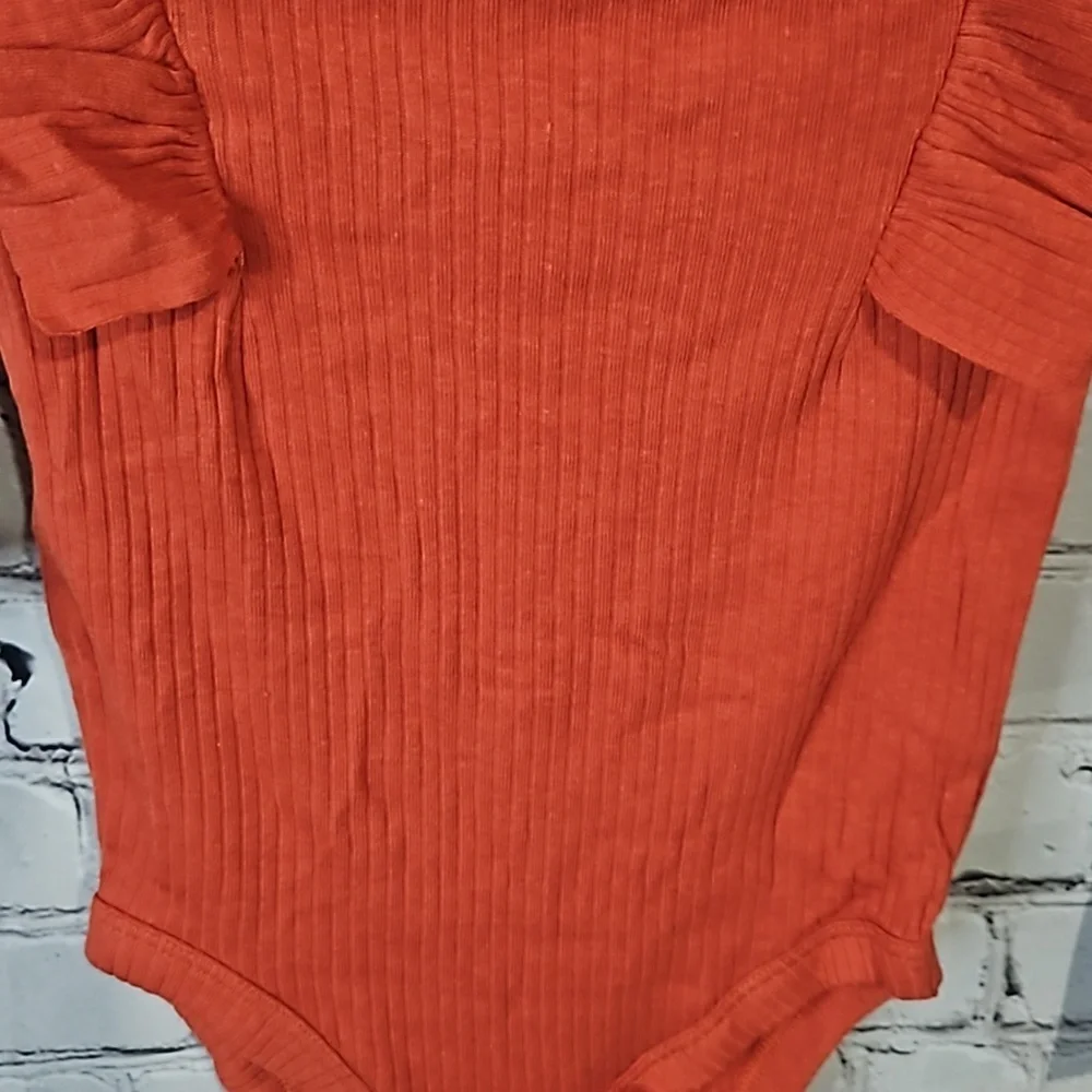 Long sleeve ruffled onesie bodysuit - Picture 2 of 8